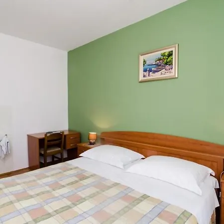 Moretic - Two-bedroom With Balcony And Sea View *